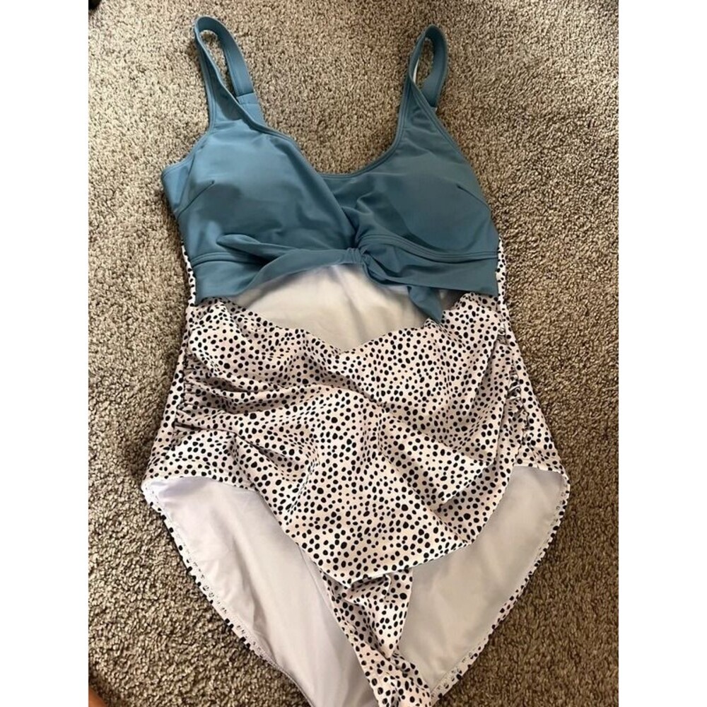 One piece spotted cut out one piece swimsuit